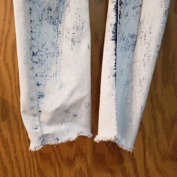 Cute, light blue, distressed skinny jeans. Like new. Size 3 - Picture 2 of 7